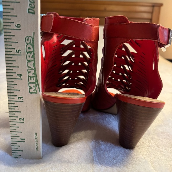 Size 12 Vince Camuto Red Emore Leather Woven Sandal - Picture 4 of 13